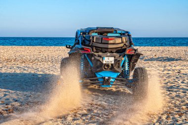 Halkidiki, Yunanistan - 01 Eylül 2019: Can-Am Maverick kumsalda. Güvenilir ve heyecan verici özelliklere sahip uzun yolculuklar ve yeni yollar üzerinde performans sergilemek için inşa edildi. Yüksek performanslı araç.