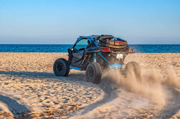 Halkidiki, Yunanistan - 01 Eylül 2019: Can-Am Maverick kumsalda. Güvenilir ve heyecan verici özelliklere sahip uzun yolculuklar ve yeni yollar üzerinde performans sergilemek için inşa edildi. Yüksek performanslı araç.