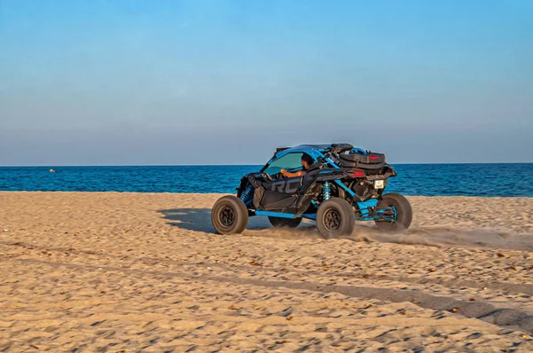 Halkidiki, Yunanistan - 01 Eylül 2019: Can-Am Maverick kumsalda. Güvenilir ve heyecan verici özelliklere sahip uzun yolculuklar ve yeni yollar üzerinde performans sergilemek için inşa edildi. Yüksek performanslı araç.