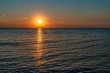 Denizde güzel bir gün batımı