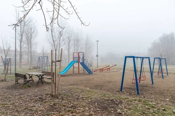 ノヴィ セルビア 2020年1月16日 霧のある子供の遊び場 霧の公園でカルーセルとスイングと空の遊び場 — ストック写真