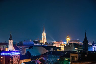 Novi Sad, Sırbistan 01 Ocak 2020: Sırbistan 'da Novi Sad kentinin gece manzarası.