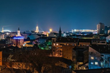 Novi Sad, Sırbistan 01 Ocak 2020: Sırbistan 'da Novi Sad kentinin gece manzarası.