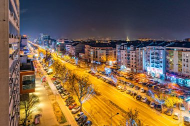 Novi Sad, Sırbistan 01 Ocak 2020: Sırbistan 'ın Novi Sad kentinde geceleri Kurtuluş Bulvarı (Sırpça: Bulevar Oslobodjenja). Bulevar, şehrin tren istasyonu ile Özgürlük Köprüsü arasında yer almaktadır..