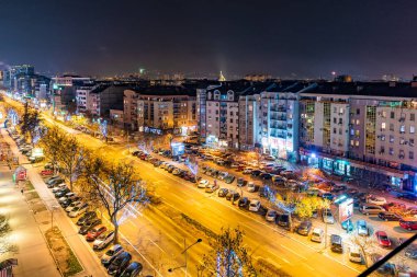 Novi Sad, Sırbistan 01 Ocak 2020: Sırbistan 'ın Novi Sad kentinde geceleri Kurtuluş Bulvarı (Sırpça: Bulevar Oslobodjenja). Bulevar, şehrin tren istasyonu ile Özgürlük Köprüsü arasında yer almaktadır..