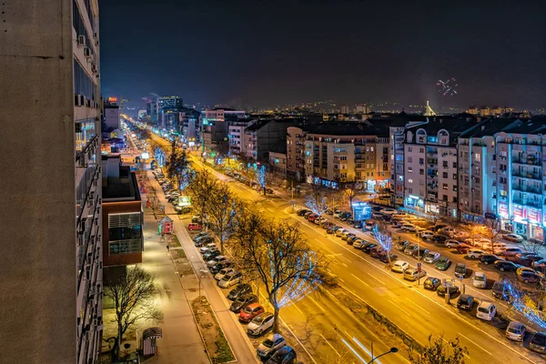 ノヴィ セルビア2020年1月1日 セルビアのノヴィ サドで夜までに解放大通り セルビア語 Bulevar Oslobojenja 市内の鉄道駅とリバティー ブリッジの間にある — ストック写真