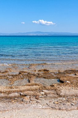 Afytos, Kassandra, Chalkidiki, Orta Makedonya ve Yunanistan plajlarının panoramik manzarası. İyon Denizi kıyısındaki sahil