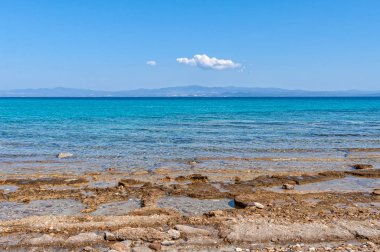 Afytos, Kassandra, Chalkidiki, Orta Makedonya ve Yunanistan plajlarının panoramik manzarası. İyon Denizi kıyısındaki sahil