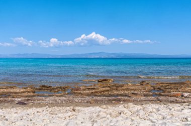 Afytos, Kassandra, Chalkidiki, Orta Makedonya ve Yunanistan plajlarının panoramik manzarası. İyon Denizi kıyısındaki sahil