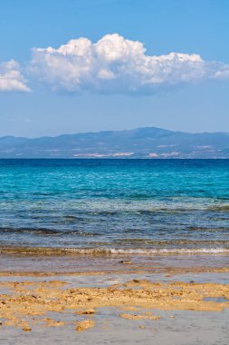 Afytos, Kassandra, Chalkidiki, Orta Makedonya ve Yunanistan plajlarının panoramik manzarası. İyon Denizi kıyısındaki sahil