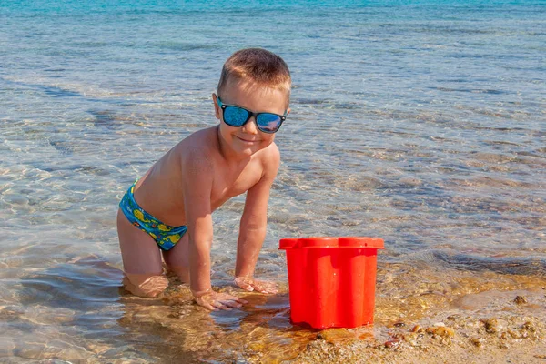 Niño Buscando Conchas Marinas Playa —  Fotos de Stock