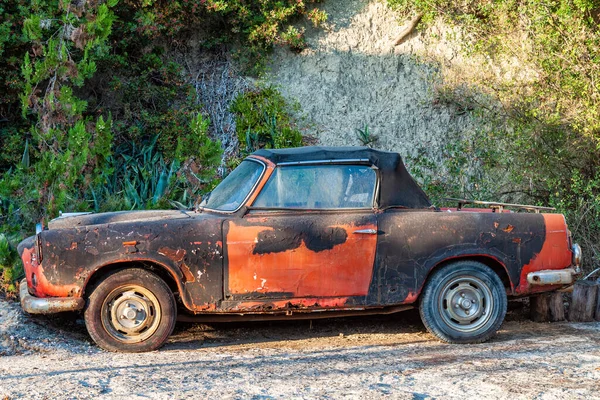 Velho Vintage Carro Enferrujado Abandonado — Fotografia de Stock