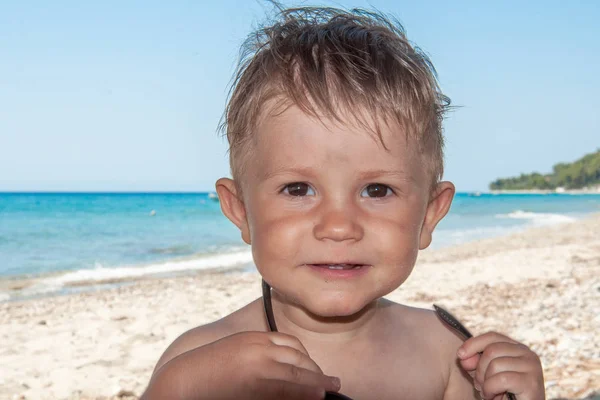 Dzieciak Bawi Się Okularami Plaży — Zdjęcie stockowe