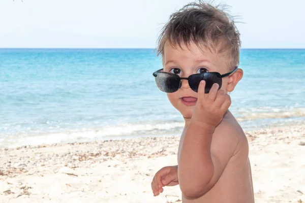 Kid Brinca Com Óculos Sol Praia — Fotografia de Stock