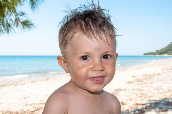 Close Portret Schattig Gelukkig Baby Jongen Voorkant Van Zee — Stockfoto