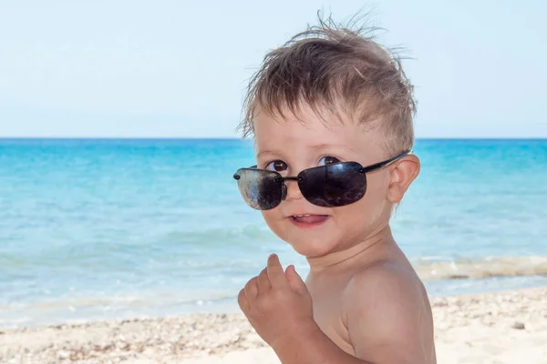 Juego Niños Con Gafas Sol Playa — Foto de Stock