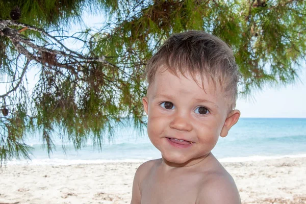 Close Portret Schattig Gelukkig Baby Jongen Voorkant Van Zee — Stockfoto