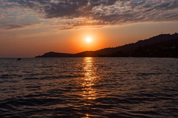 Manhã Cedo Dramático Nascer Sol Sobre Mar Montanha — Fotografia de Stock