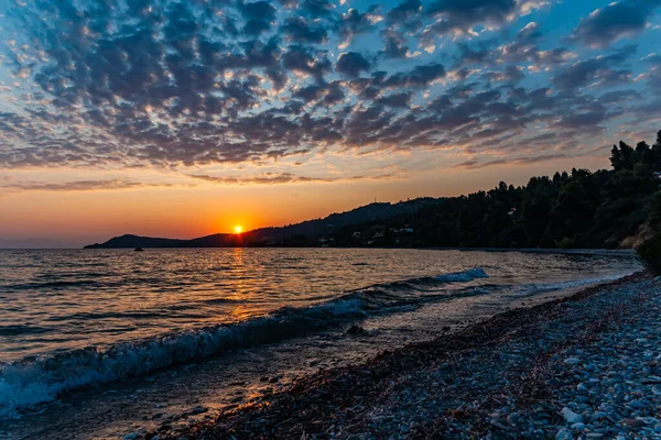 Temprano Mañana Dramático Amanecer Sobre Mar Montaña — Foto de Stock