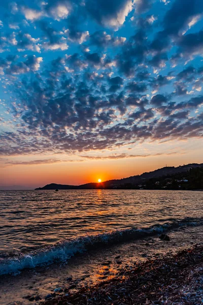 Manhã Cedo Dramático Nascer Sol Sobre Mar Montanha — Fotografia de Stock