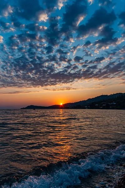 Früh Morgens Dramatischer Sonnenaufgang Über Meer Und Bergen — Stockfoto