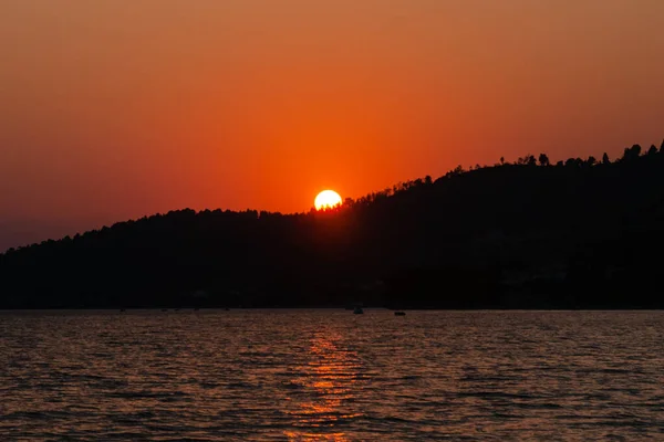 Manhã Cedo Dramático Nascer Sol Sobre Mar Montanha — Fotografia de Stock