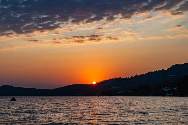 Ранній Ранок Драматичний Схід Сонця Над Морем Горою — стокове фото