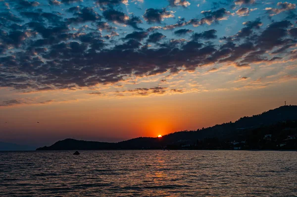 Manhã Cedo Dramático Nascer Sol Sobre Mar Montanha — Fotografia de Stock