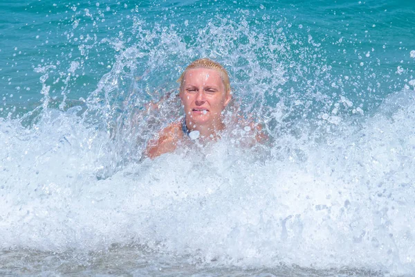 Kvinna Som Har Roligt Vågorna Havet Som Stänk Henne Den — Stockfoto