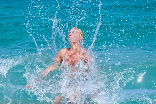 Kobieta Bawiąca Się Falach Morza Które Ochlapują Piękna Kobieta Matka — Zdjęcie stockowe