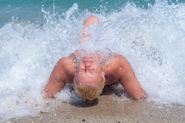 Den Vackra Kvinnan Trebarnsmor Ligger Havet Och Njuter Vågorna Kvinna — Stockfoto