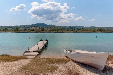 Halkidiki, Yunanistan - 05 Eylül 2019: Pefkochori, Halkidiki, Yunanistan yakınlarındaki Port Glarokavos. Yunan Yarımadası Halkidiki 'de Marina.