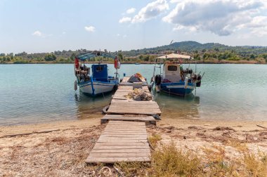 Halkidiki, Yunanistan - 05 Eylül 2019: Pefkochori, Halkidiki, Yunanistan yakınlarındaki Port Glarokavos. Yunan Yarımadası Halkidiki 'de Marina.