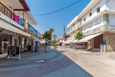 Kallithea, Yunanistan - 05 Eylül 2019: Kallithea, Yunanistan 'daki gezinti güvertesi, mağazalar ve restoranlar