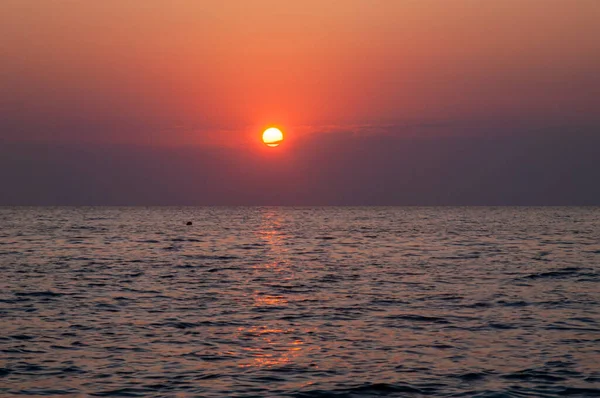 Захід Сонця Над Морем Через Хмари — стокове фото