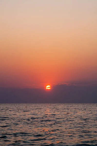 Захід Сонця Над Морем Через Хмари — стокове фото