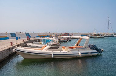 Nea Skioni, Yunanistan - 06 Eylül 2019: Nea Skioni Kassandra Limanı girişi, Chalkidiki, Orta Makedonya, Yunanistan. Park etmiş tekneleri ve yatları olan Yunan marinası