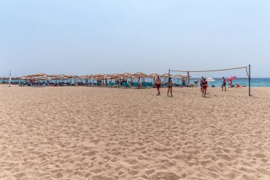 Nea Skioni, Yunanistan - 06 Eylül 2019: Nea Skioni Sahili, Kassandra, Chalkidiki, Orta Makedonya, Yunanistan. Kum voleybol sahası