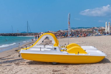 Nea Skioni, Yunanistan - 06 Eylül 2019: Nea Skioni Sahili, Kassandra, Chalkidiki, Orta Makedonya, Yunanistan. Sahilde pedallı botlar