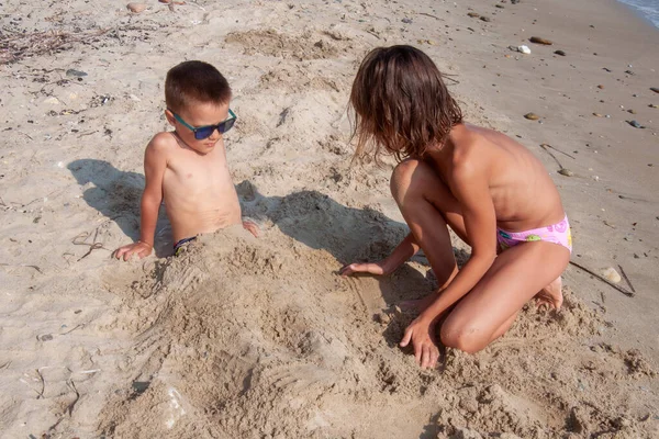 Sibling Children Burying Each Other Sand — Stock Photo, Image