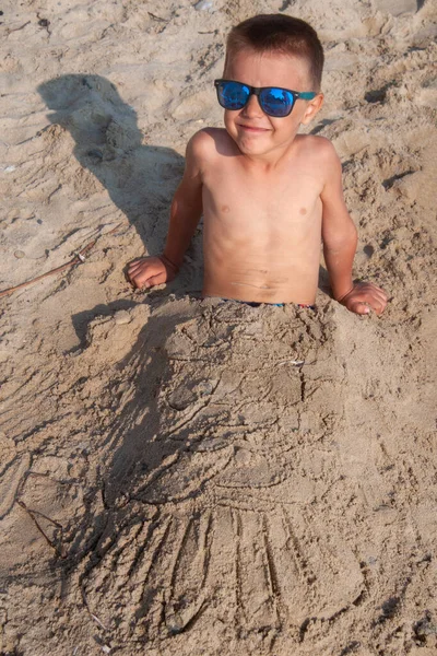 Porträt Eines Jungen Der Sand Verschüttet Wurde — Stockfoto