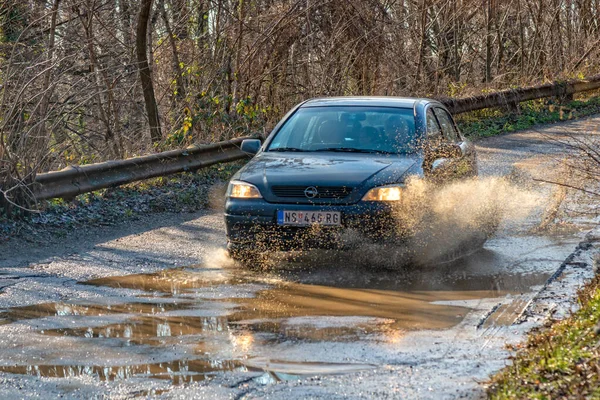 Fruska Gora Serbia Febrero 2020 Pobre Camino Asfalto Través Del — Foto de Stock