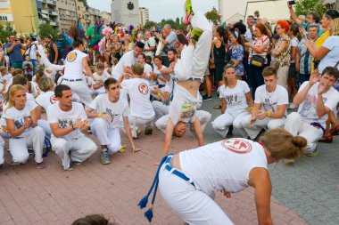 Novi Sad, Sırbistan - 25 Ağustos 2019: Sırbistan 'ın Novi Sad kentinde Samba Karnavalı. Sırbistan 'da Brezilya kültürünü kutlamak için düzenlenen samba geçit töreninde kostüm giyiyor.