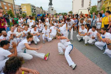 Novi Sad, Sırbistan - 25 Ağustos 2019: Sırbistan 'ın Novi Sad kentinde Samba Karnavalı. Sırbistan 'da Brezilya kültürünü kutlamak için düzenlenen samba geçit töreninde kostüm giyiyor.