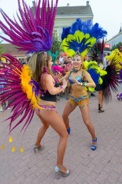 Novi Sad, Sırbistan - 25 Ağustos 2019: Sırbistan 'ın Novi Sad kentinde Samba Karnavalı. Sırbistan 'da Brezilya kültürünü kutlamak için düzenlenen samba geçit töreninde kostüm giyiyor.