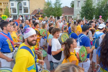 Novi Sad, Sırbistan - 25 Ağustos 2019: Sırbistan 'ın Novi Sad kentinde Samba Karnavalı. Sırbistan 'da Brezilya kültürünü kutlamak için düzenlenen samba geçit töreninde kostüm giyiyor.