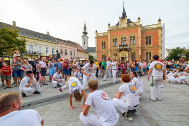 Novi Sad, Sırbistan - 25 Ağustos 2019: Sırbistan 'ın Novi Sad kentinde Samba Karnavalı. Sırbistan 'da Brezilya kültürünü kutlamak için düzenlenen samba geçit töreninde kostüm giyiyor.