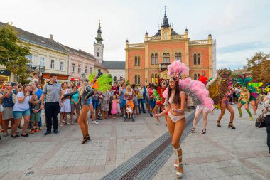 Novi Sad, Sırbistan - 25 Ağustos 2019: Sırbistan 'ın Novi Sad kentinde Samba Karnavalı. Sırbistan 'da Brezilya kültürünü kutlamak için düzenlenen samba geçit töreninde kostüm giyiyor.