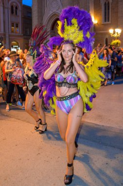 Novi Sad, Sırbistan - 25 Ağustos 2019: Sırbistan 'ın Novi Sad kentinde Samba Karnavalı. Sırbistan 'da Brezilya kültürünü kutlamak için düzenlenen samba geçit töreninde kostüm giyiyor.