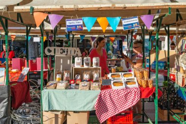 Novi Sad, Sırbistan - 02 Temmuz 2019: Sırbistan 'ın Novi Sad kentinde Gençlik Festivali. Novi Sad 'ın merkezindeki Katolik Limanı' ndaki Gece Pazarı